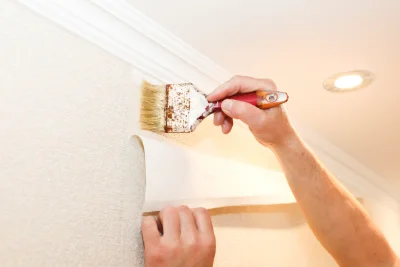 Pose de papier peint à Sana — revêtements muraux et toiles de verre